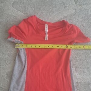 Title: Women's Two-Tone Short Sleeve Fitness TopDescription: This Lululemon top
